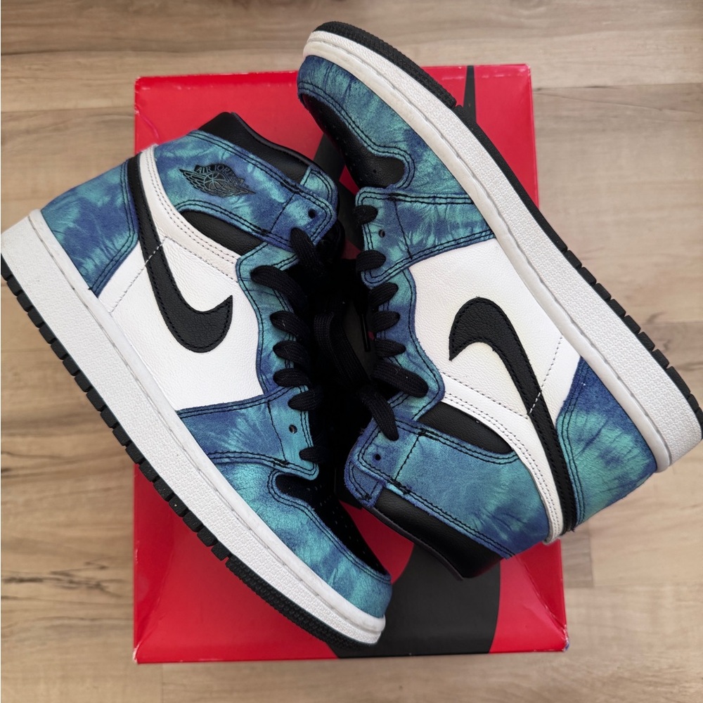 Jordan 1 Retro High
Tie Dye (Women's) 7.5